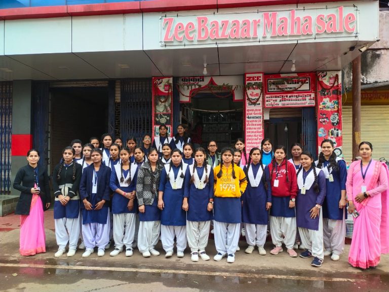 औद्योगिक भ्रमण कर छात्राओं ने सीखे रिटेल आउटलेट संचालन के गुण।