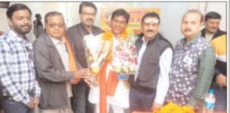 स्कूल एसोसिएशन के सदस्यों ने  विधायक योगेश्वर राजू सिन्हा गुलदस्ता भेंटकर बधाई दी।