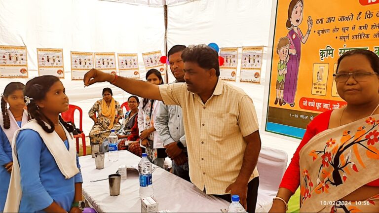 राष्ट्रीय कृमि मुक्ति दिवस का शुभारंभ विद्यार्थियों को खिलाये गये कृमि नाशक एल्बेंडाजोल की टेबलेट।