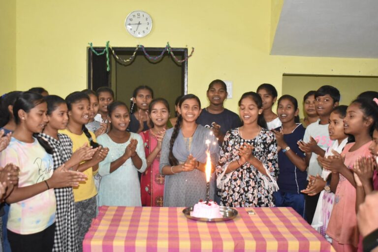 मुख्यमंत्री विष्णुदेव साय के जन्मदिवस के अवसर पर आज जिले के छात्रावासों में ‘न्योता भोज’ का किया गया आयोजन।