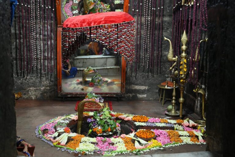 त्रिवेणी संगम के बीच स्थित है भगवान कुलेश्वनाथ महादेव का मंदिर।