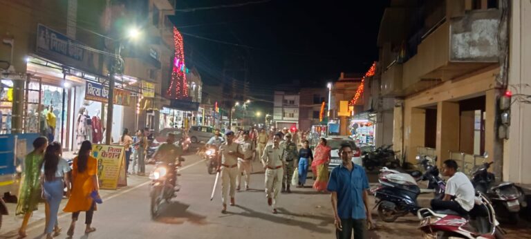 आचार संहिता का पालन कराने बालोद पुलिस ने किया शहर में फ्लैग मार्च।