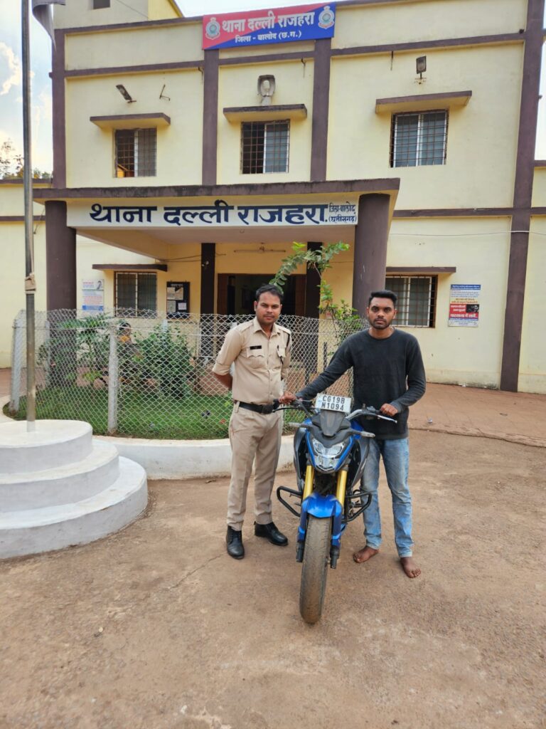 मोटर सायकल चोरी करने वाले आरोपी को किया गया गिरफ्तार । आरोपी के कब्जे से एक मोटर सायकल हार्नेट को किया गया जप्त ।