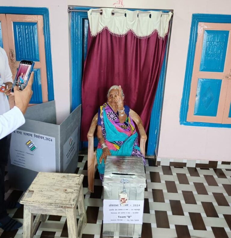 वरिष्ठ नागरिक एवं दिव्यांगजनों में होम वोटिंग को लेकर रहा काफी उत्साह।