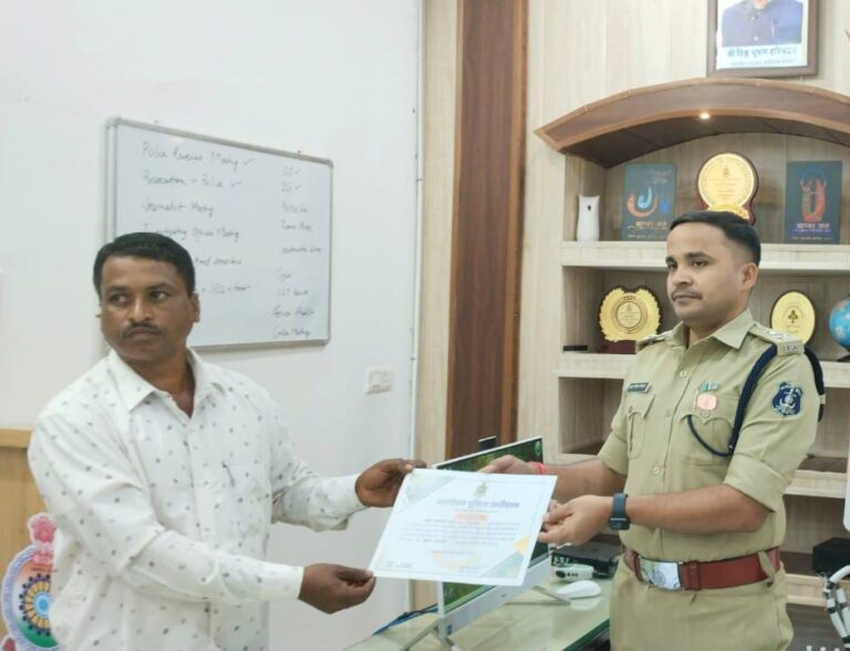 एक सजग नागरिक के तौर पर सुरेश प्रजापति की सक्रियता को पुलिस अधीक्षक कोरिया ने सराहा।