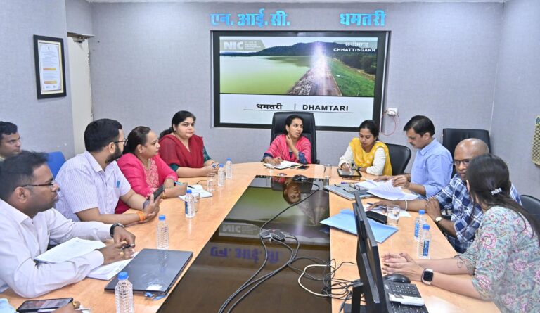 भू-जल स्त्रोतों, भू भौतिकी जांच और बोरवेल डग के संबंध में कलेक्टर ने की समीक्षा।