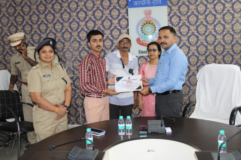 SP कोरिया ने ज़िले के मेघावी छात्र-छात्राओं का किया सम्मान।