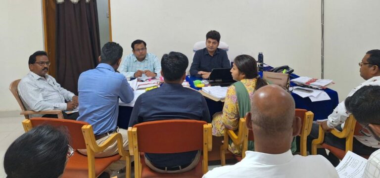 अपर कलेक्टर श्री पांडे ने राजस्व अधिकारियों की ली समीक्षा बैठक।