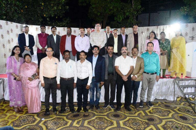 मनेन्द्रगढ़ न्यायालय परिसर में संपन्न हुआ अधिवक्ता संघ का शपथ ग्रहण समारोह।