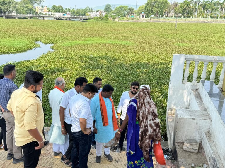 विधायक श्री नेताम ने विभिन्न वार्डों का निरीक्षण कर साफ-सफाई व्यवस्था का लिया जायजा।