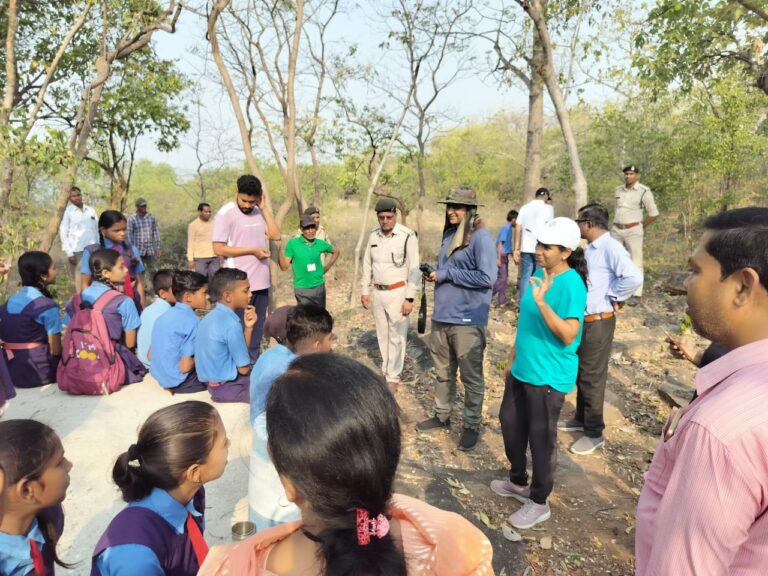 कलेक्टर एवं सीईओ जिला पंचायत के साथ स्कूली बच्चों ने मचान हट और नेचर ट्रेल का किया भ्रमण।