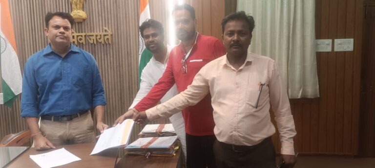 भाजपा ने किया जन मुक्ति मोर्चा के मांगो का समर्थन, वर्गीकरण के मुद्दों को लेकर जिलाधीश से मुलाकात।