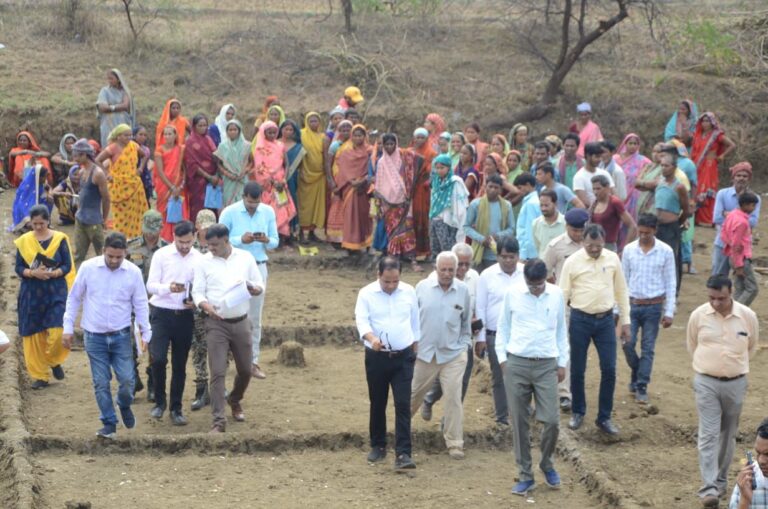 मनरेगा के कार्यों का कलेक्टर ने किया अवलोकन, श्रमिकों से जाना हाल-चाल।