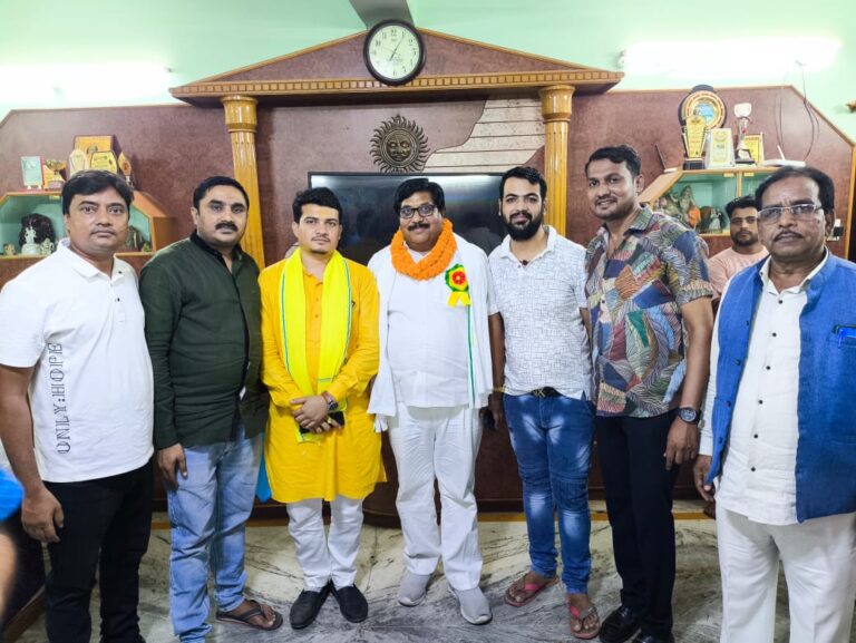 मुख्यमंत्री के निजी सचिव तुलसी कौशिक पहुचे युवा नेता जयदीप गुप्ता के निवास व्यापारी संघ व सामज के लोगो ने रखी अपनी मांग।