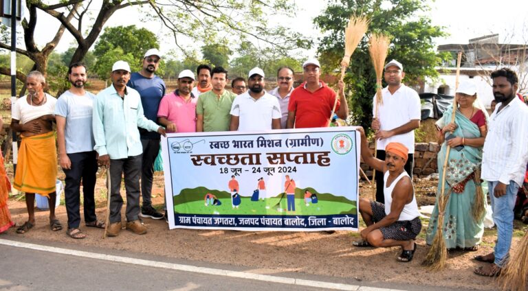 स्वच्छता सप्ताह के अंतर्गत सीईओ जिला पंचायत एवं जनपद अध्यक्ष ने ग्राम जगतरा में श्रमदान कर दिया स्वच्छता का संदेश।