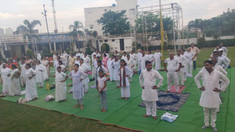 ईश्वरीय विश्वविद्यालय द्वारा मानवता के लिए योग का आयोजन।