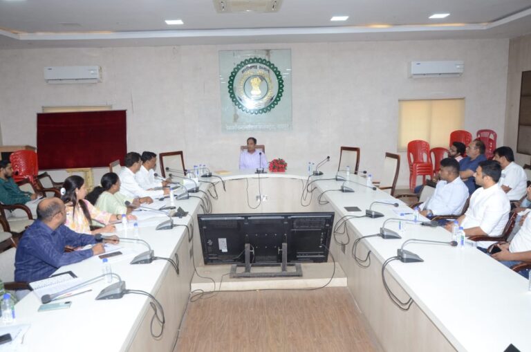 कलेक्टर डाॅ. गौरव सिंह ने की जल जीवन मिशन के कार्याें की समीक्षा।