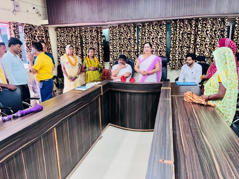 दो सेवानिवृत्त सफाई कर्मचारियों को मनेन्द्रगढ़ नपाध्यक्ष ने दी आत्मीय विदाई।