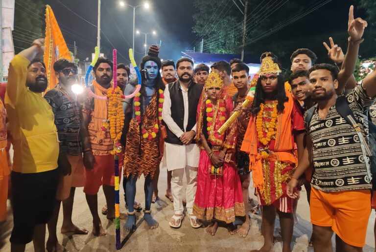 कंधे पर कावड़ लिए बोल बम का उद्घोष करते शिव भक्तों का भाजपा किसान नेता अशवंत तुषार साहू ने किया स्वागत।