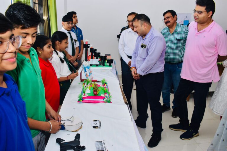 दिल्ली वर्ल्ड पब्लिक स्कूल में हुआ विज्ञान प्रदर्शनी का आयोजन।