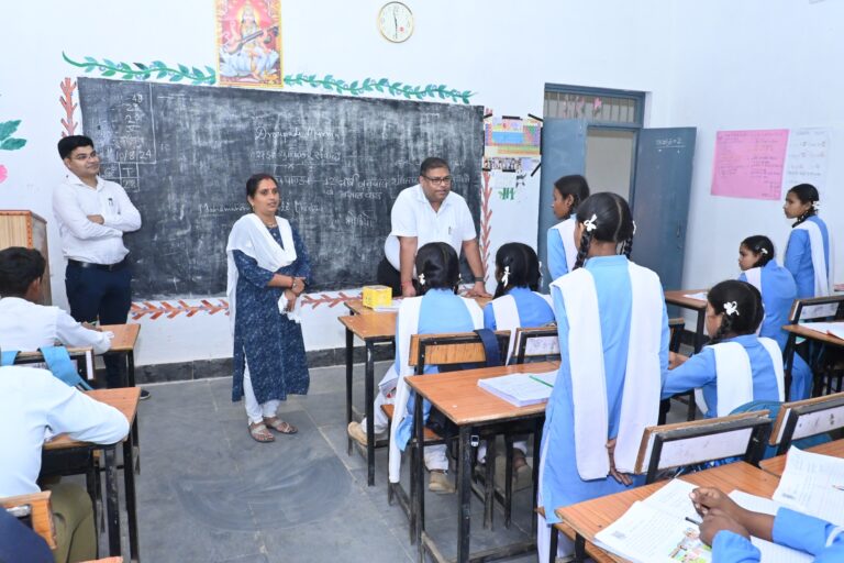 शिक्षक की भूमिका में नजर आए कलेक्टर श्री अग्रवाल