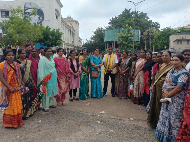 मैनपुर से महिला कांग्रेस अध्यक्ष प्रियंका कपिल के नेतृत्व में धरना प्रदर्शन में पहुंचे महिलाएं 