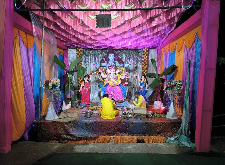 नौ फिट की गणेश प्रतिमा बनी लोगों के आकर्षण का केंद्र।