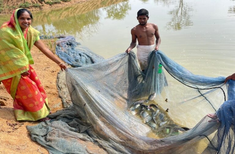शासन के सहयोग से स्वरोजगार के लिए मिला बल  मछलीपालन कर रेखा ध्रुव को हुआ ढाई लाख रूपये का लाभ