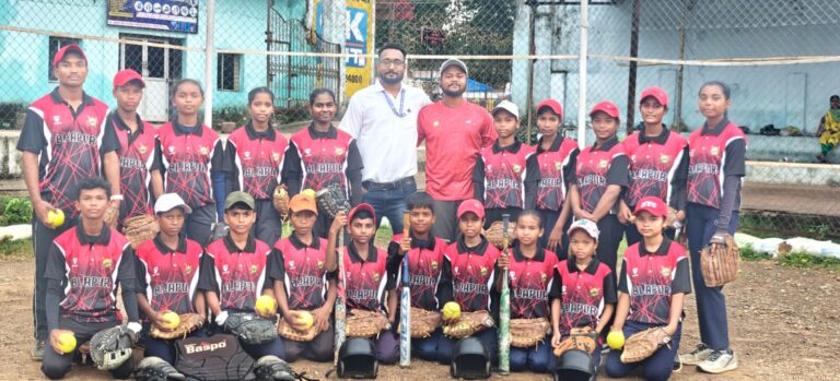 राज्य स्तरीय खेल में शामिल होने बस्तर संभाग की टीम हुई रवाना।