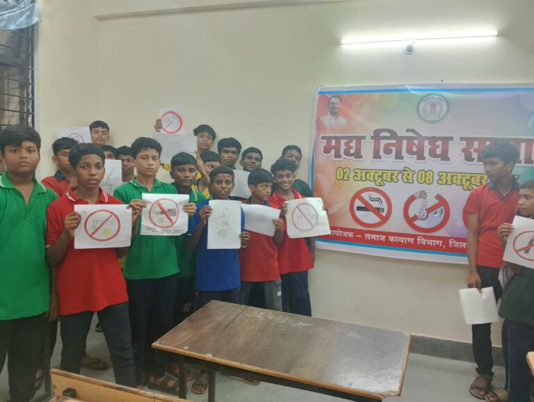 नशा के दुष्प्रभाव के थीम पर स्कूली बच्चों के बीच हुआ चित्रकला प्रतियोगिता का आयोजन।