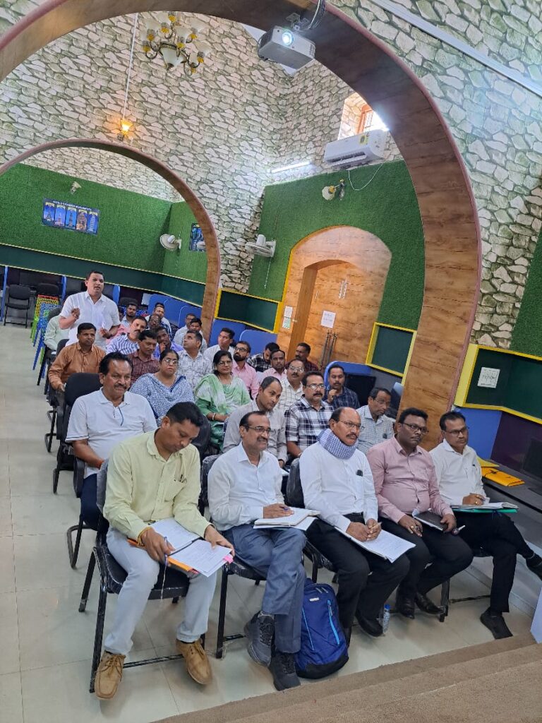 शिक्षा में गुणवत्ता सुधारने गरियाबंद जिले के जोन प्रभारी प्राचार्य एवम जोन संकुल समन्वयकों का लिया बैठक।