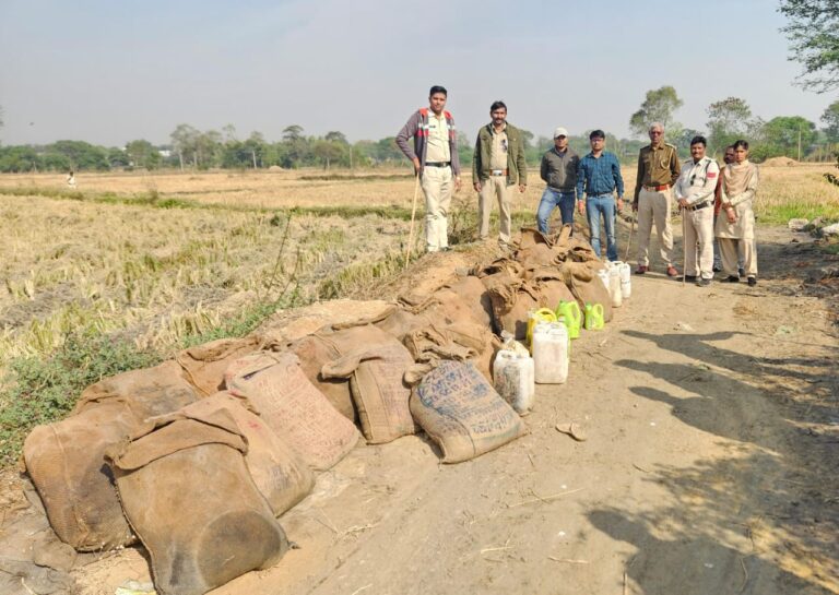 भखारा के ग्राम कोपेडीह में 80 लीटर महुआ शराब जब्त किया गया।