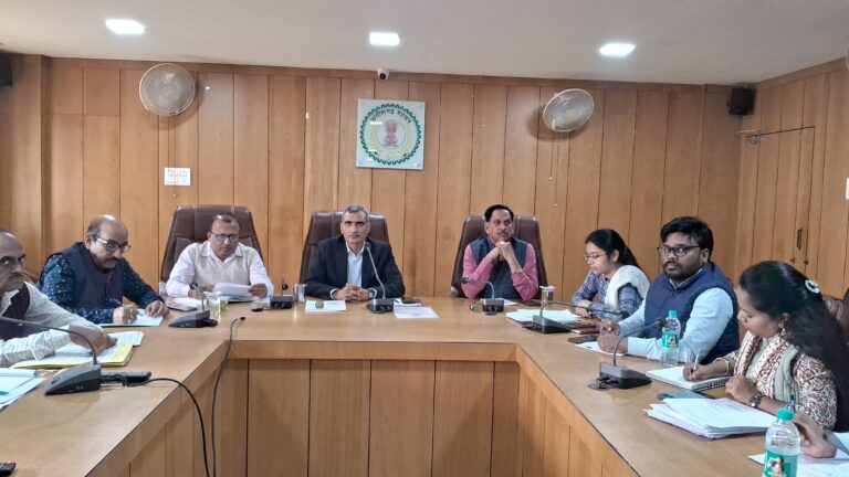 कलेक्टर रणबीर शर्मा ने नगरीय निकाय व पंचायत चुनाव के तैयारियों के सम्बन्ध में अधिकारियों की ली बैठक।