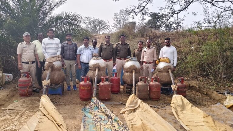 आबकारी एवं खाद्य विभाग की संयुक्त टीम के द्वारा 3,69,100 की अवैध महुआ शराब एवं सामग्री बरामद।