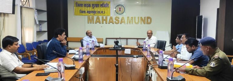 स्कूलों के आसपास भारी वाहनों के आवागमन और पार्किंग पर रोक लगाएं – प्रभारी कलेक्टर।