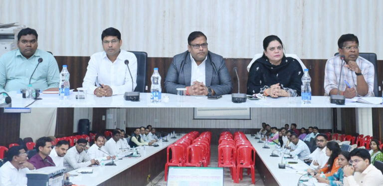 कलेक्टर, प्रेक्षक तथा राजनीतिक दलों के प्रतिनिधियों की उपस्थिति में ईवीएम मशीनों का किया गया रेंडमाईजेशन।