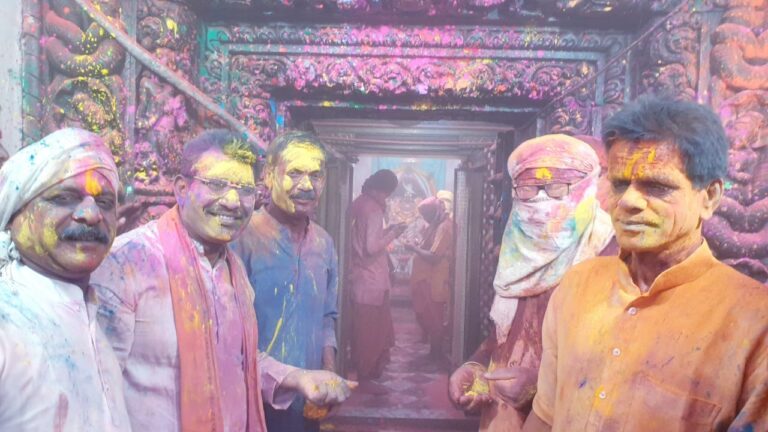 विधायक रोहित साहू ने बजाया नगाड़ा तो शहर अध्यक्ष फाग गीत में झूमें।