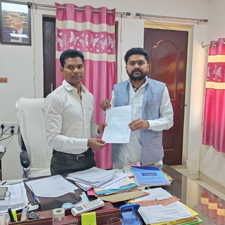 अशवंत तुषार साहू ने बिजली विभाग जिलाधिकारी विजय सिंह कंवर को ज्ञापन सौंपा जल्द से जल्द समस्या का समाधान करने का कहां, मिला आश्वासन।