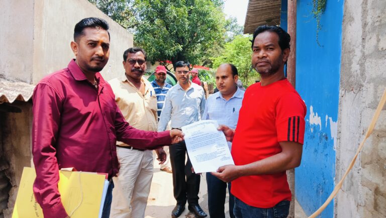भवन अनुज्ञा प्रमाण पत्र लिये बिना निर्माण करने वालों को नगर पालिका किरंदुल ने थमाया नोटिस।