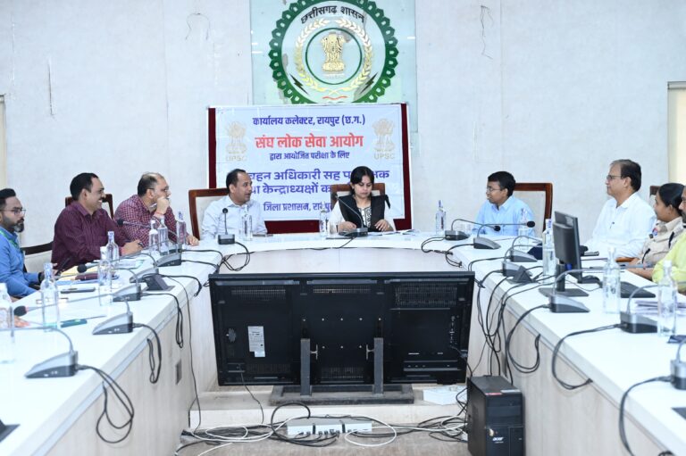 ऑब्ज़र्वर डॉ. प्रियंका शुक्ला एवं कलेक्टर डॉ. गौरव सिंह ने यूपीएससी परीक्षा के संबंध में ली बैठक।