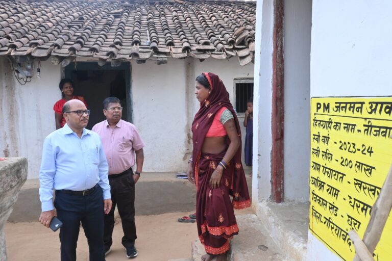 कलेक्टर श्री उइके छुरा ब्लॉक के कमार बाहुल्य ग्राम धरमपुर एवं बिरोडार पहुंचे।