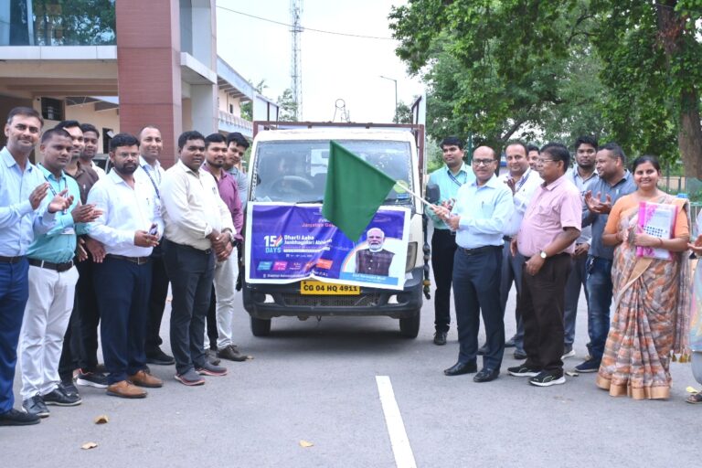 कलेक्टर श्री उइके ने धरती आबा जनजातीय ग्राम उत्कर्ष अभियान के जागरूकता रथ को हरी झंडी दिखाकर किया रवाना।