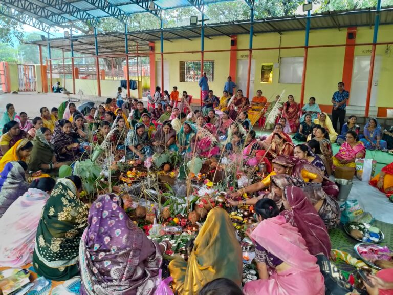बैलाडीला में महिलाओं द्वारा हर्षोल्लास के साथ मनाया गया हलषष्‍ठी पर्व।