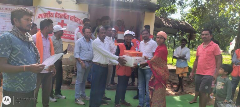 बाढ़ पीड़ित परिवारों को रेडक्राॅस सोसायईटी द्वारा किचन सेट और हाईजीन किट का किया गया वितरण.