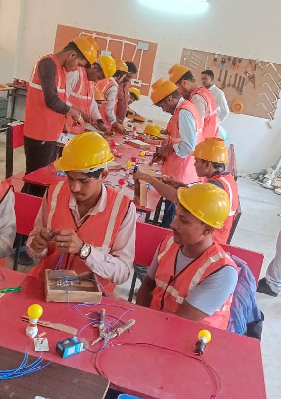 लाईवलीहुड कॉलेज से स्नातक छात्रों को मिला रोजगार एवं स्व-रोजगार का सुनहरा अवसर