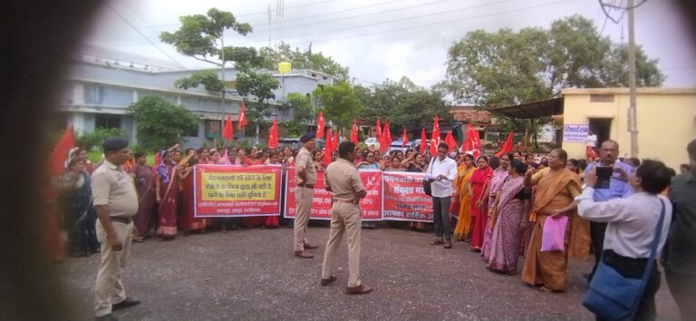 आंगनबाड़ी कार्यकर्ता सहायिका संयुक्त मंच की ओर से अभनपुर में जंगी प्रदर्शन।