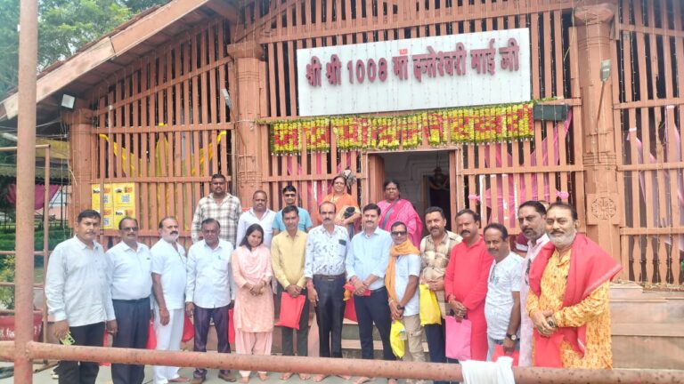 किरंदुल व्यापारी कल्याण संघ के नवनिर्वाचित पदाधिकारियो ने माँ दंतेश्वरी के किये दर्शन ।