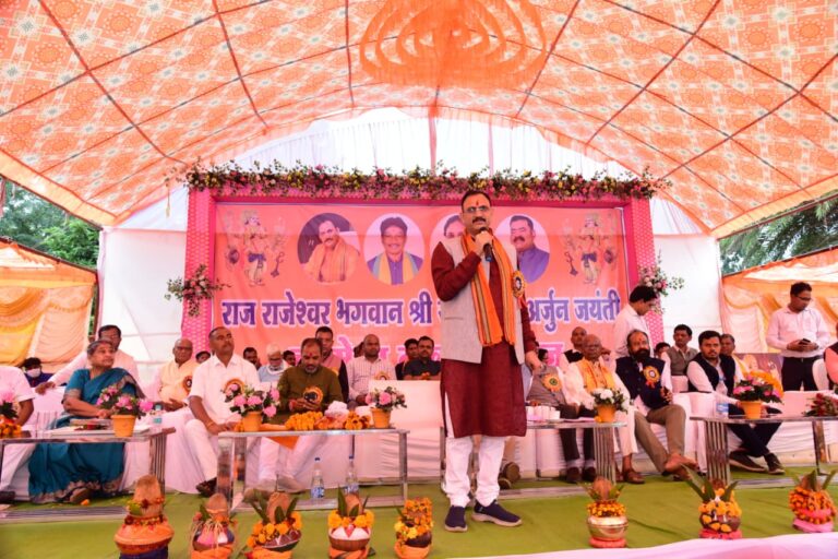 स्वास्थ्य मंत्री फरसागांव में राजेश्वर भगवान श्री सहस्त्रबाहु जयंती कार्यक्रम में शामिल हुए।