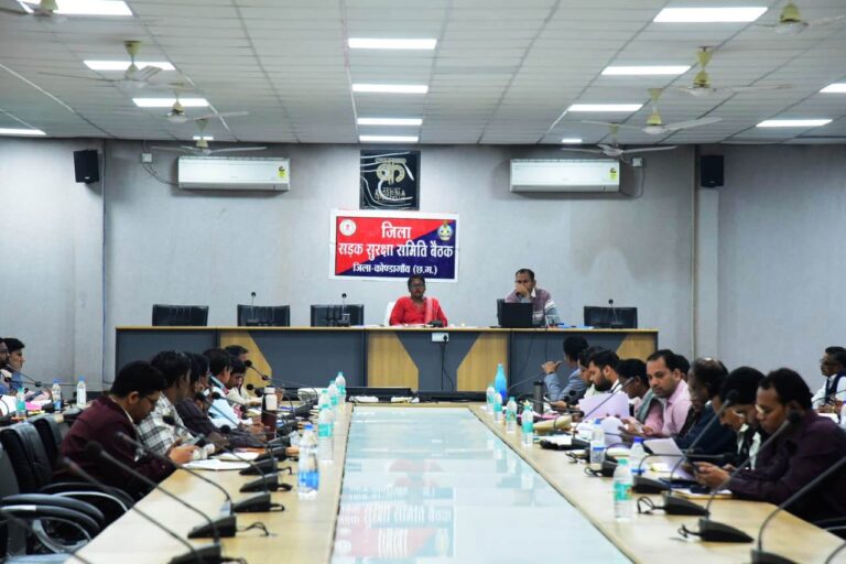 कलेक्टर ने साप्ताहिक समय-सीमा की बैठक ली।