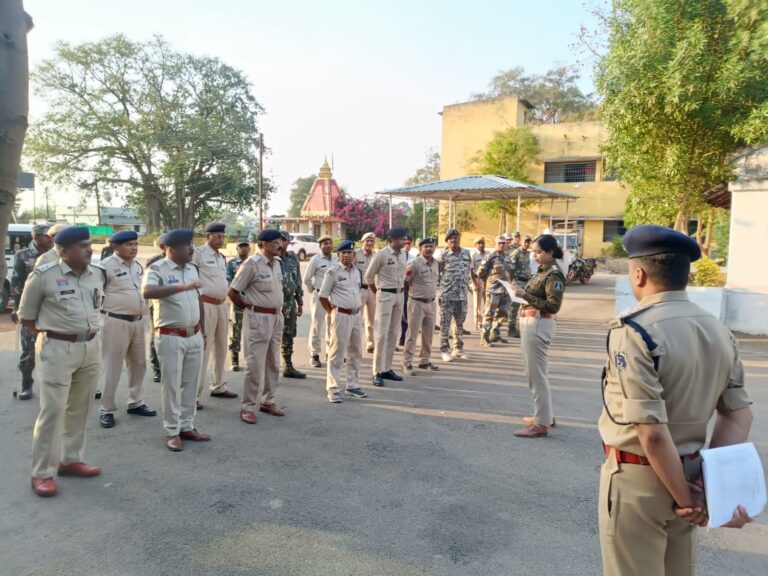 गरियाबंद पुलिस की सुरक्षा व्यवस्था चाक-चौबंद, होली त्योहार के मद्देनजर शांति और कानून व्यवस्था बनाए रखने के लिए जिले भर में निकाला गया फ्लैग मार्च।